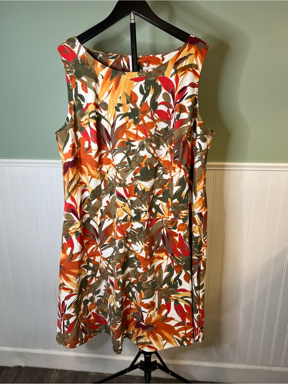 dressbarn White Drop Waist Shift Dress w/Red, Orange & Olive Leaf Print. Size 20
